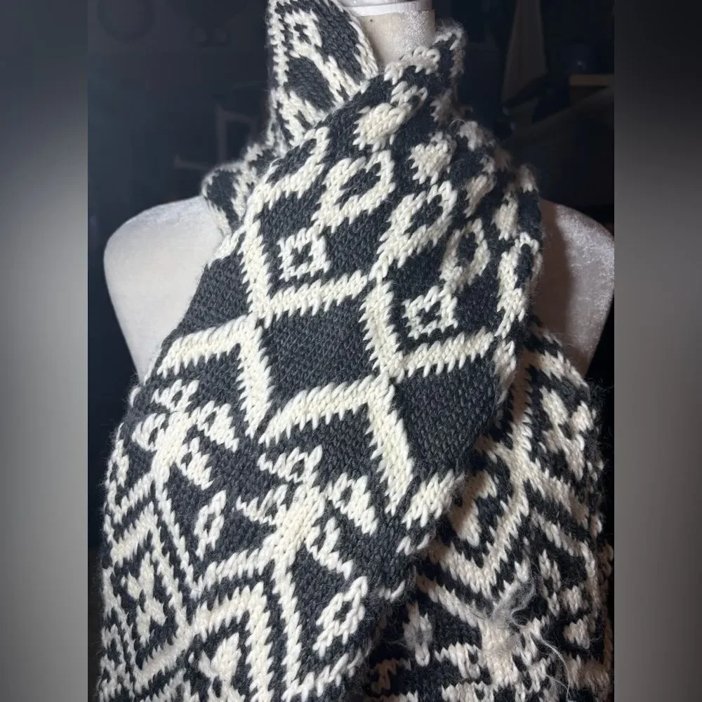 Old Navy Knit Scarf Geometric Pattern with Fringe Details EPC 100% Acrylic